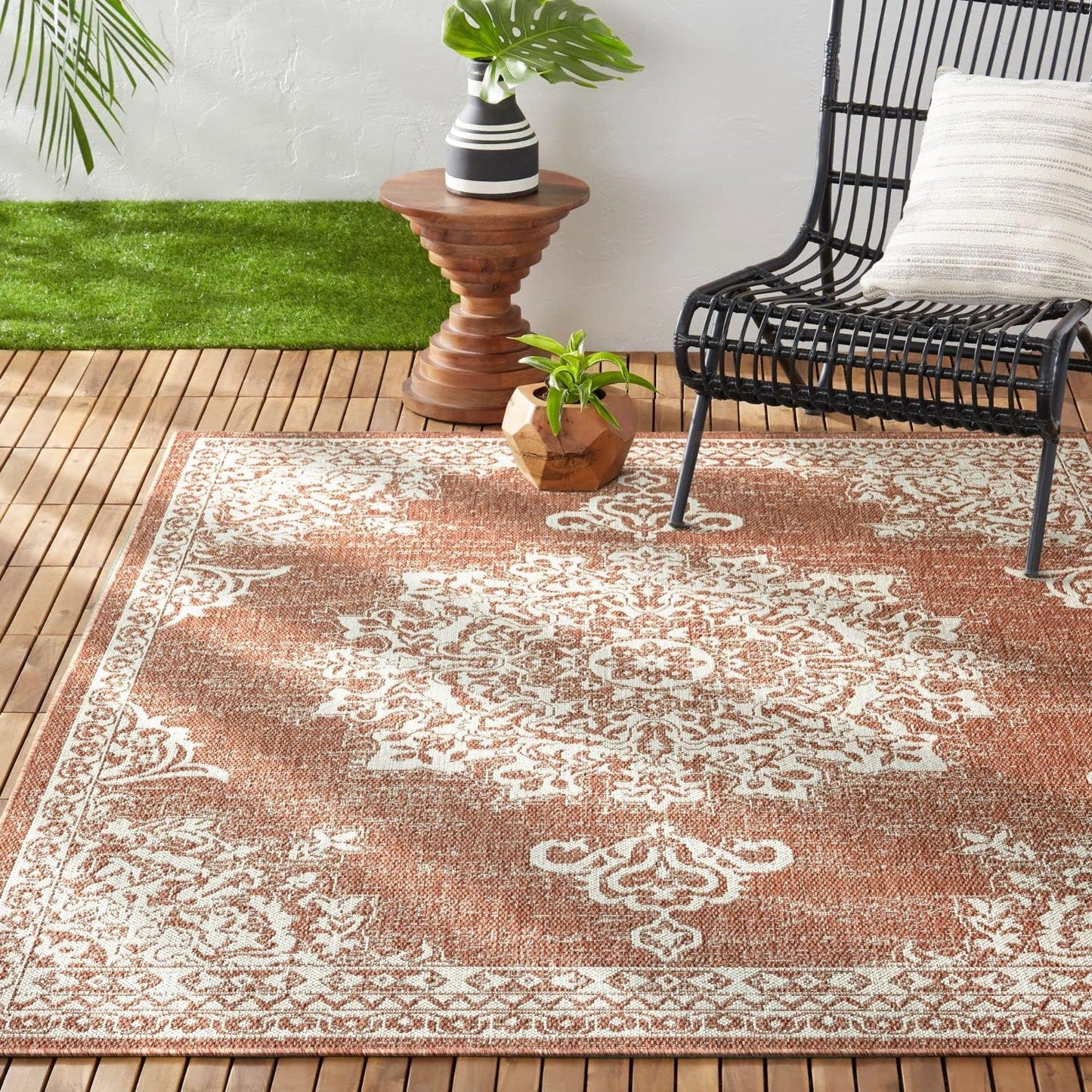 Nicole Miller New York Patio Country Azalea Transitional Medallion Indoor/Outdoor Area Rug, Grey/Black, 5'2"X7'2"