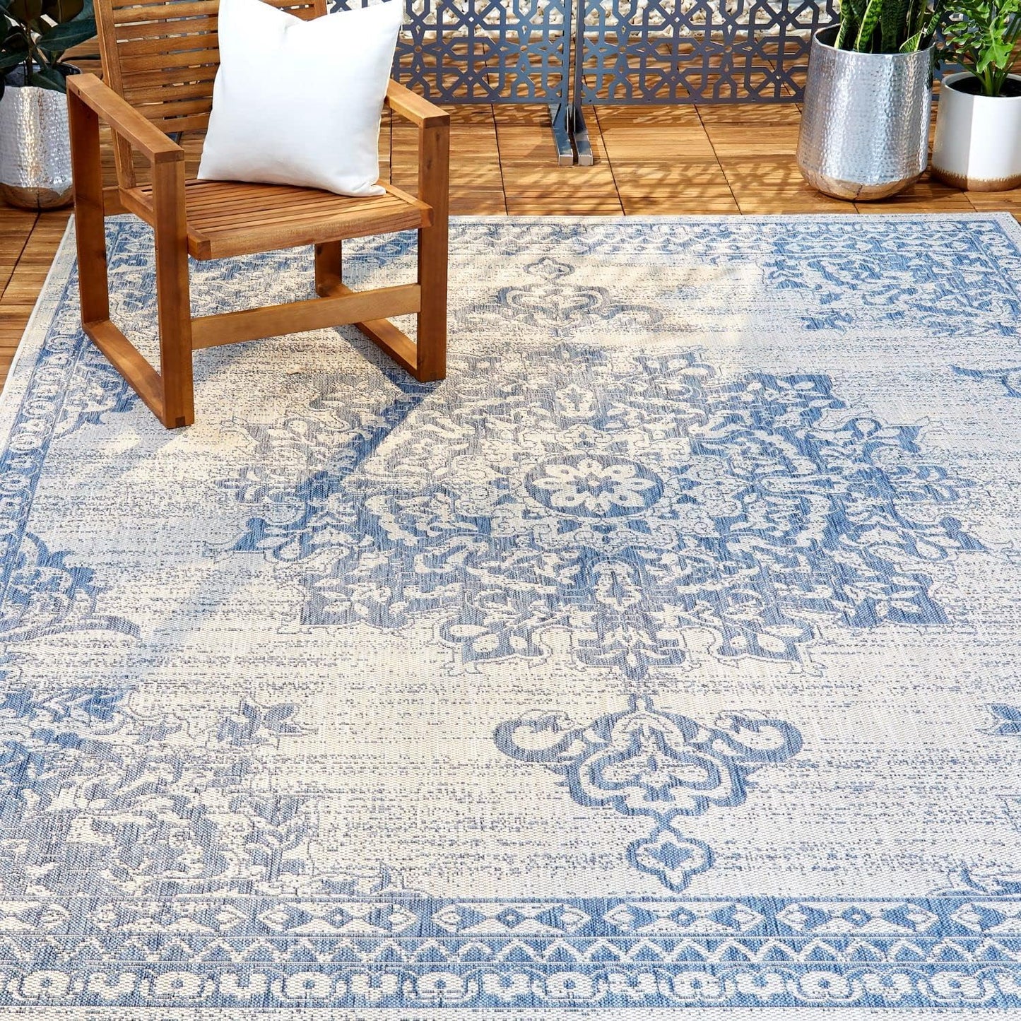 Nicole Miller New York Patio Country Azalea Transitional Medallion Indoor/Outdoor Area Rug, Grey/Black, 5'2"X7'2"