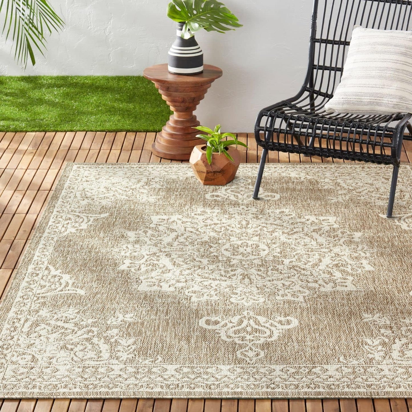 Nicole Miller New York Patio Country Azalea Transitional Medallion Indoor/Outdoor Area Rug, Grey/Black, 5'2"X7'2"